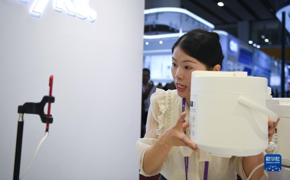 10月15日，參展的工作人員在展臺直播介紹家電產(chǎn)品。新華社記者 鄧華 攝