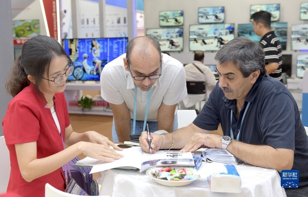 10月15日，客商在廣交會上洽談業(yè)務(wù)。新華社記者 盧漢欣 攝