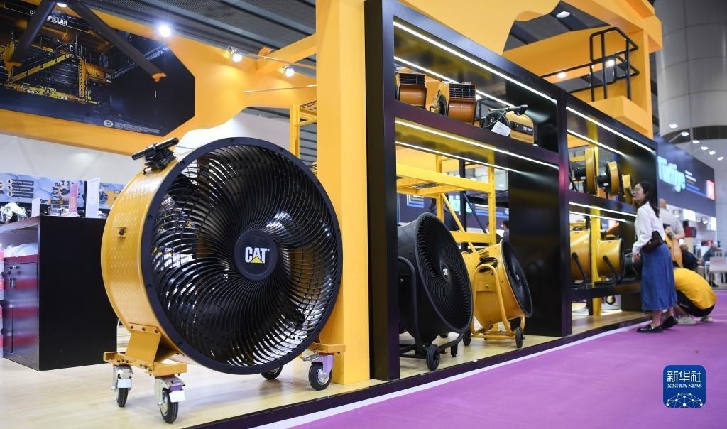 10月15日，參觀者在了解一家美國參展商的產(chǎn)品。新華社記者 鄧華 攝