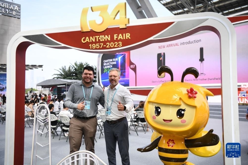 10月15日，來自巴西的采購商在廣交會上合影。新華社記者 鄧華 攝