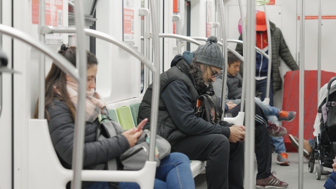 阿根廷布宜諾斯艾利斯市，乘客們乘坐A線地鐵從郊區(qū)前往市內(nèi)。人民網(wǎng)記者 張若涵攝