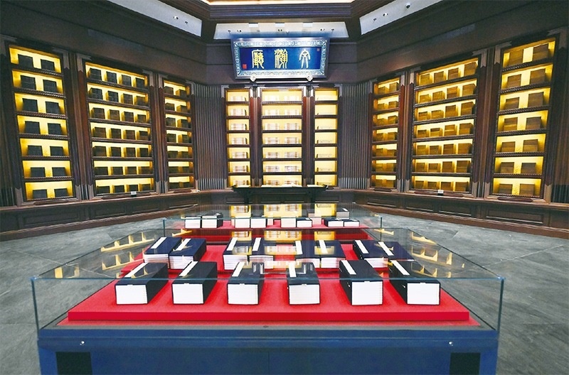 建設(shè)中國國家版本館，是以習(xí)近平同志為核心的黨中央作出的重大決策，是文明大國建設(shè)的基礎(chǔ)工程，是功在當(dāng)代、利在千秋的標(biāo)志性文化工程，充分體現(xiàn)了我們黨傳承發(fā)展中華文化的高度自覺、汲取歷史智慧更好走向未來的歷史主動。圖為2023年5月拍攝的中國國家版本館中央總館文瀚廳。 新華社發(fā)