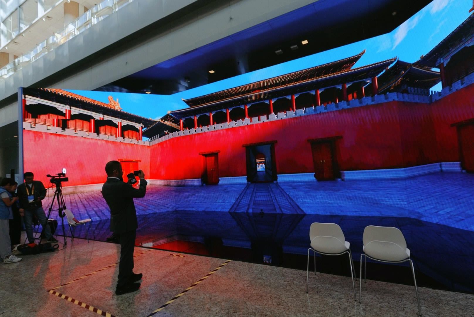 位于新聞中心的科技文化互動(dòng)展示區(qū)。人民網(wǎng)記者 許維娜攝