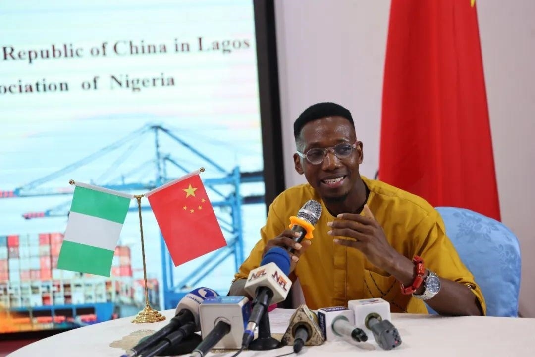 尼日利亞孔子學(xué)院留華同學(xué)會會長吳文仲分享經(jīng)驗(yàn)。駐拉各館總領(lǐng)館供圖