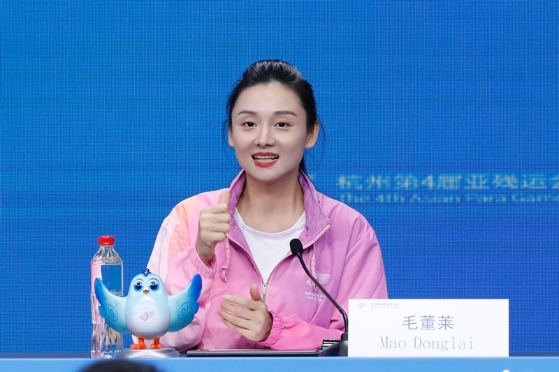 杭州市殘疾人綜合服務(wù)中心干事毛董萊介紹成為亞殘運(yùn)會火炬手的經(jīng)歷。杭州亞殘組委供圖