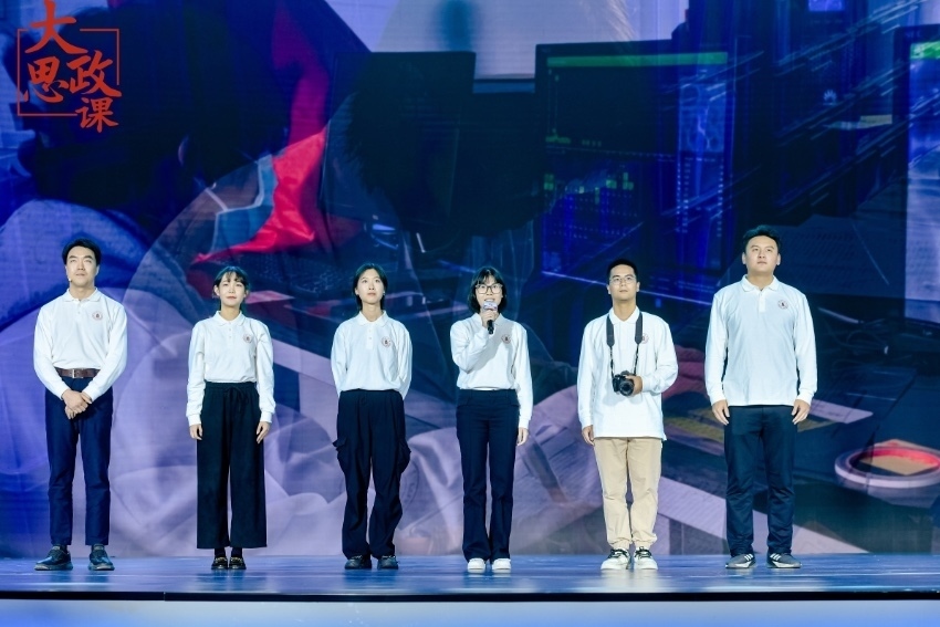 四川大學(xué)三星堆遺址考古隊(duì)隊(duì)長、考古文博學(xué)院教授黎海超和四川大學(xué)三星堆遺址考古隊(duì)隊(duì)員們