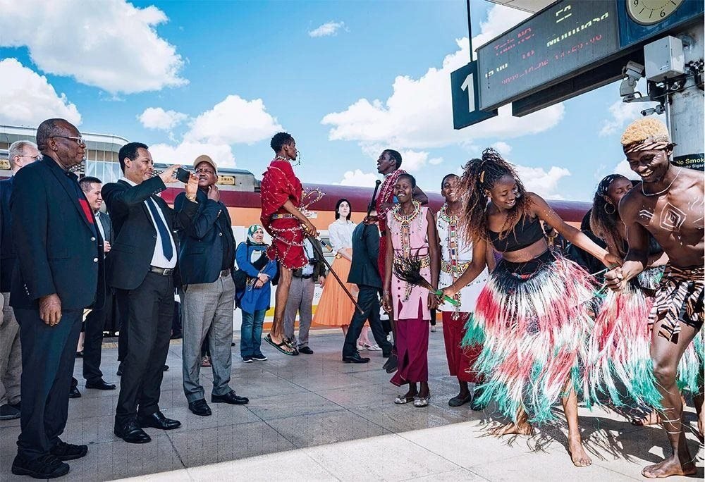 △2023年10月6日，多國駐肯使節(jié)在肯尼亞內(nèi)羅畢的蒙內(nèi)鐵路內(nèi)羅畢站觀看文藝演出。