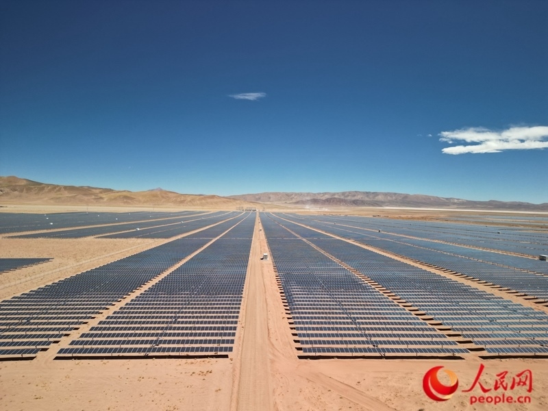 高查瑞光伏電站次第排開的光伏板（局部）。人民網(wǎng)記者 張若涵攝