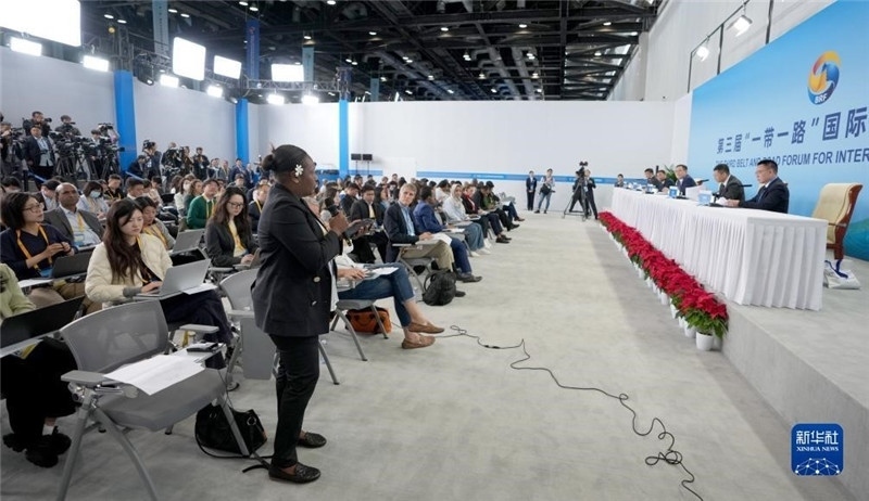 10月16日，第三屆“一帶一路”國際合作高峰論壇新聞中心在北京國家會議中心舉行首場吹風(fēng)會，邀請自然資源部國際合作司和相關(guān)單位負(fù)責(zé)人介紹有關(guān)情況，并回答記者提問。新華社記者 王毓國攝