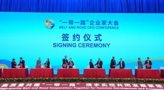 這是10月17日拍攝的簽約儀式現(xiàn)場。當日，“一帶一路”企業(yè)家大會在北京召開。（新華社記者王毓國攝）