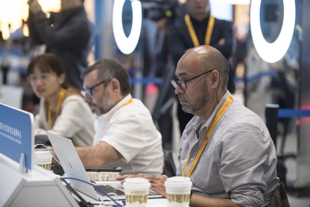 記者在“一帶一路”國(guó)際合作高峰論壇新聞中心工作（2023年10月17日攝）。