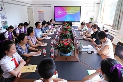 圖⑤：法治宣講結(jié)束后，重慶五中院組織召開座談會(huì)，聽取人大代表和朵力小學(xué)教師、家長(zhǎng)代表對(duì)法院未成年人保護(hù)工作的意見建議。