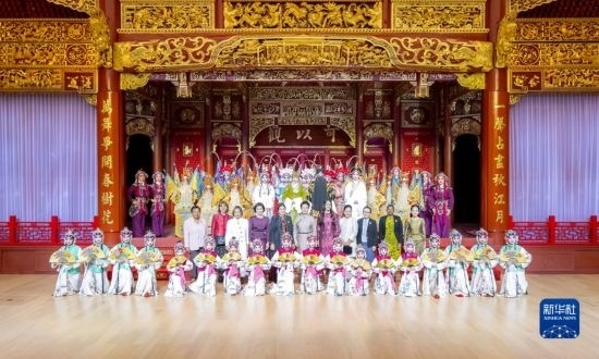  10月18日上午，國家主席習(xí)近平夫人彭麗媛邀請出席第三屆“一帶一路”國際合作高峰論壇的外方領(lǐng)導(dǎo)人夫人參觀中國工藝美術(shù)館（中國非物質(zhì)文化遺產(chǎn)館）。這是彭麗媛同外方領(lǐng)導(dǎo)人夫人與文藝演出演職人員合影。新華社記者 丁林 攝