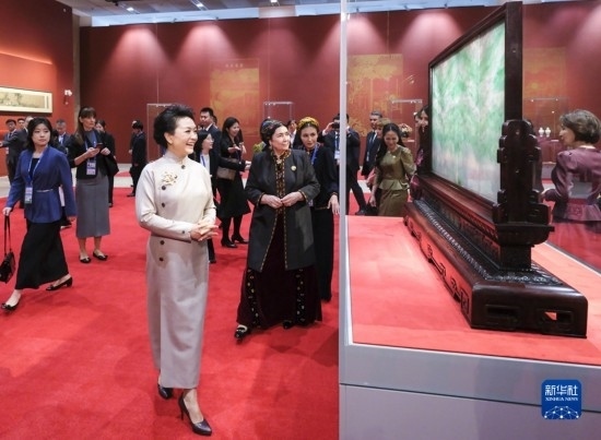  10月18日上午，國家主席習(xí)近平夫人彭麗媛邀請出席第三屆“一帶一路”國際合作高峰論壇的外方領(lǐng)導(dǎo)人夫人參觀中國工藝美術(shù)館（中國非物質(zhì)文化遺產(chǎn)館）。這是彭麗媛同外方領(lǐng)導(dǎo)人夫人參觀展品。新華社記者 丁林 攝