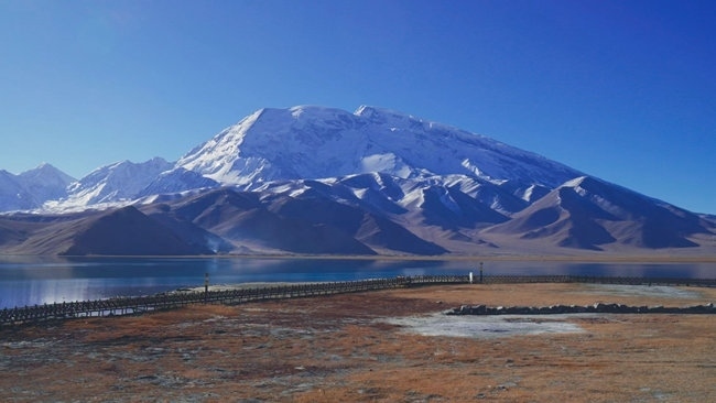 喀拉庫(kù)勒湖。中國(guó)鐵路烏魯木齊局集團(tuán)有限公司供圖