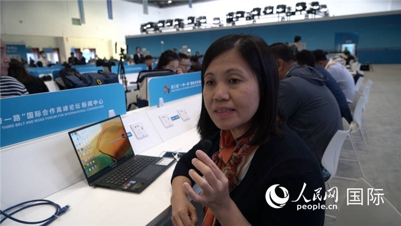 越南之聲廣播電臺記者胡鴻行（音譯，H? H?ng H?nh）與記者交談。人民網(wǎng) 楊春燕攝