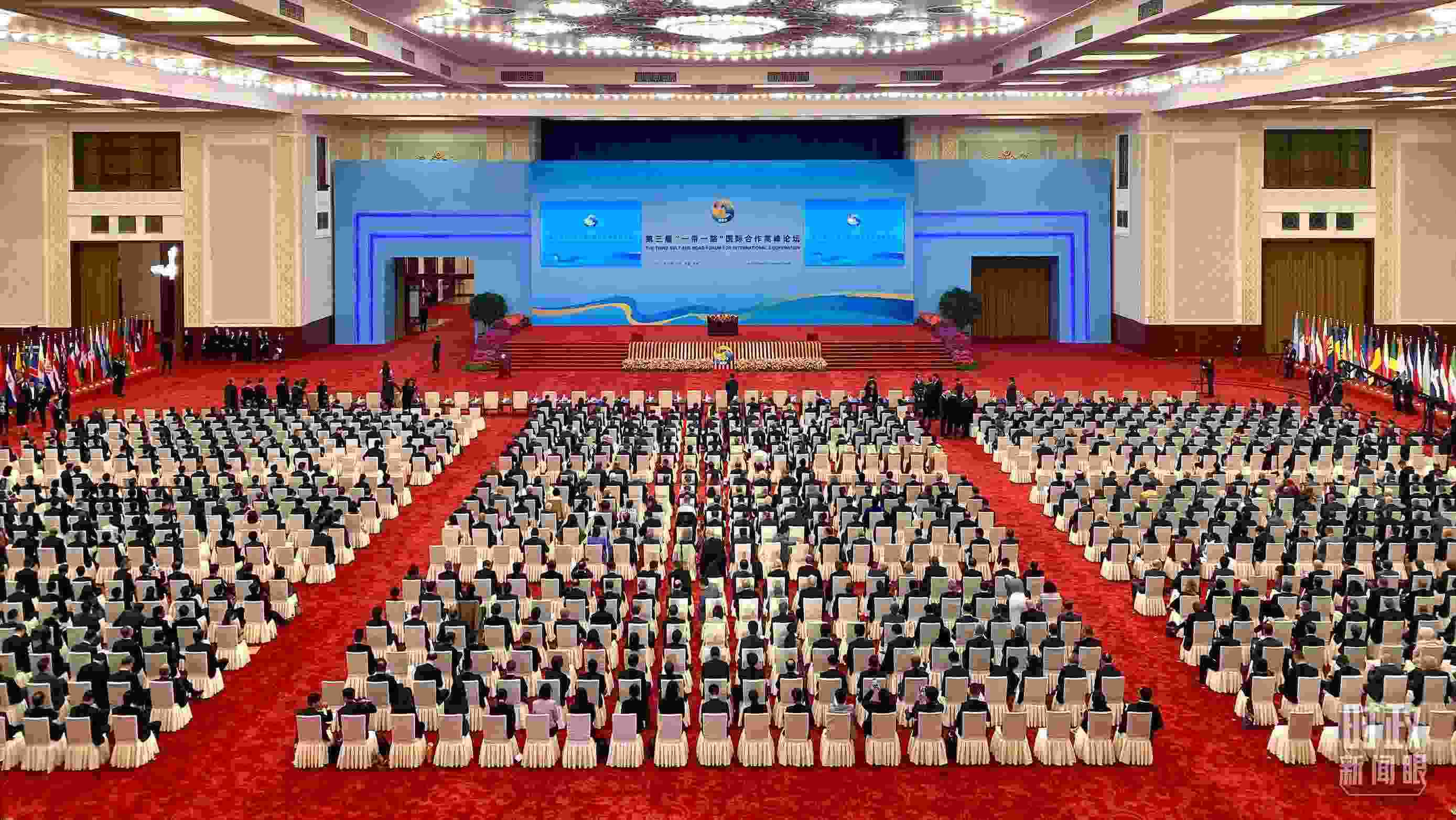 △人民大會堂宴會廳。這是開幕式之前的現(xiàn)場。（總臺央視記者李增仁拍攝）