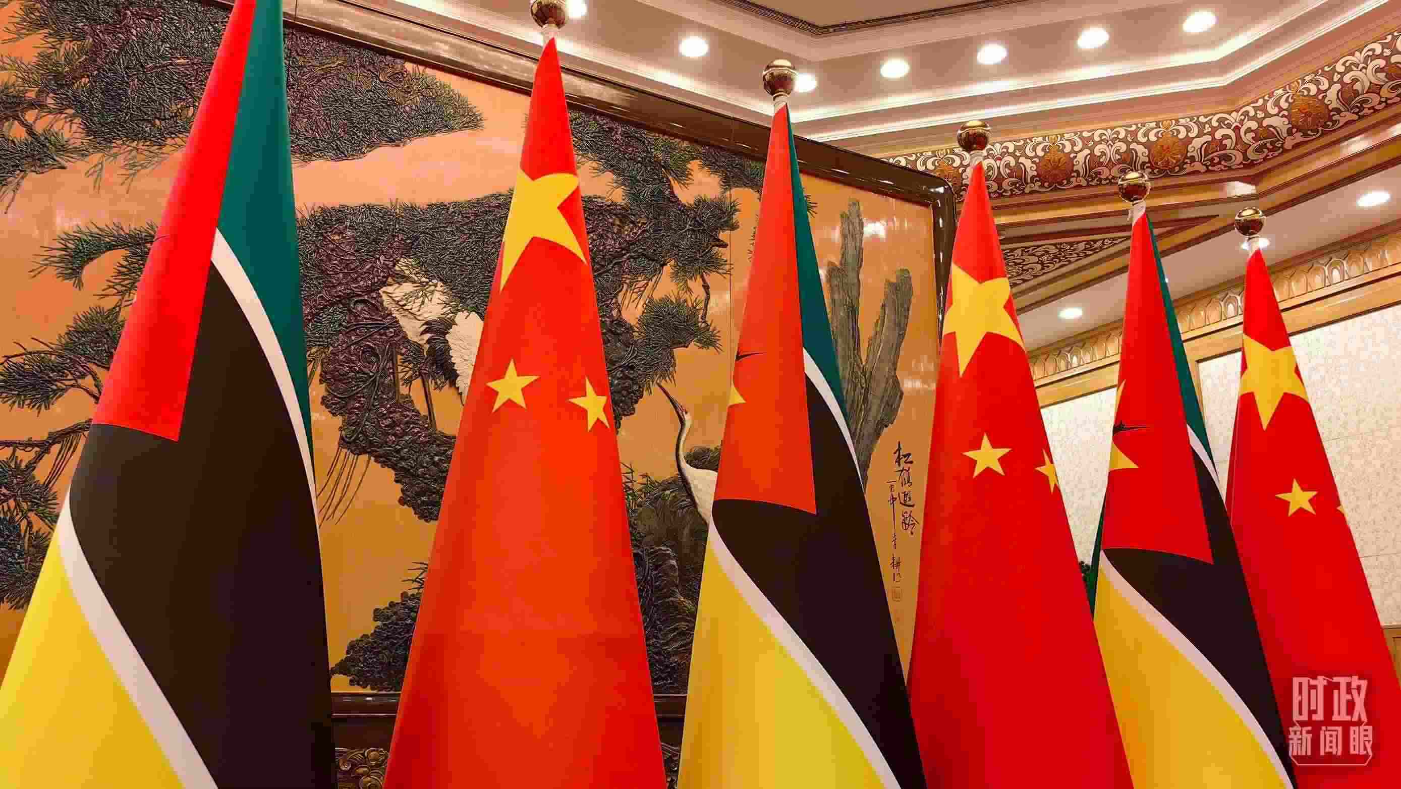 △會(huì)見現(xiàn)場(chǎng)，中國(guó)、莫桑比克兩國(guó)國(guó)旗。（總臺(tái)央廣記者潘毅拍攝）