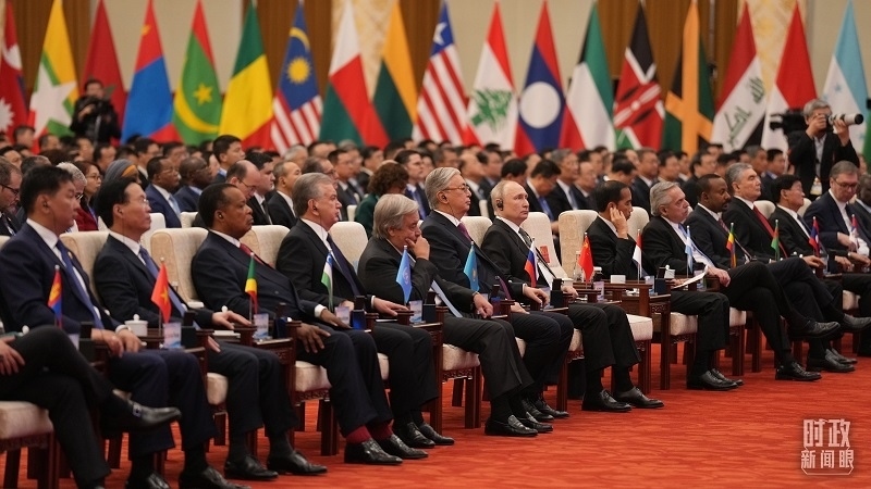 △18日上午，外方領(lǐng)導(dǎo)人在開幕式上聆聽習(xí)近平主席主旨演講。（總臺(tái)國(guó)廣記者李晉拍攝）