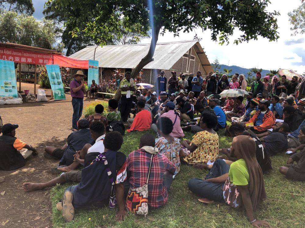 △2020年12月15日，中國專家在巴布亞新幾內亞東高地省中國援助巴新菌草和旱稻技術項目第9期培訓班上授課。