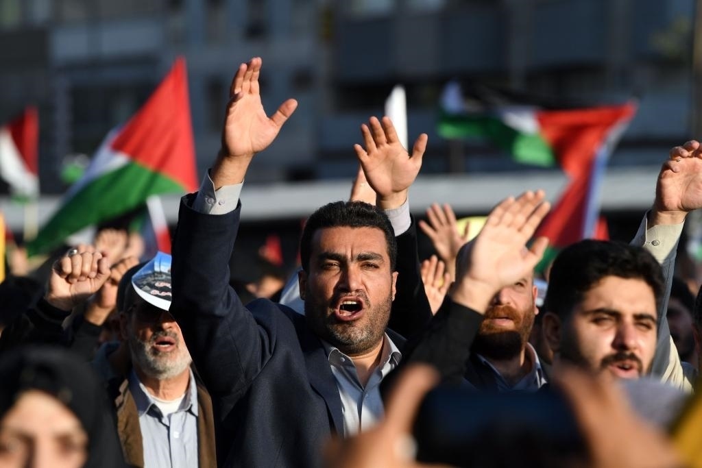 10月18日，人們在伊朗德黑蘭舉行集會。當(dāng)日，突尼斯、土耳其、伊朗等多國民眾舉行集會，表達(dá)對巴勒斯坦人民的支持，并譴責(zé)針對加沙城醫(yī)院的襲擊。新華社記者 沙達(dá)提 攝