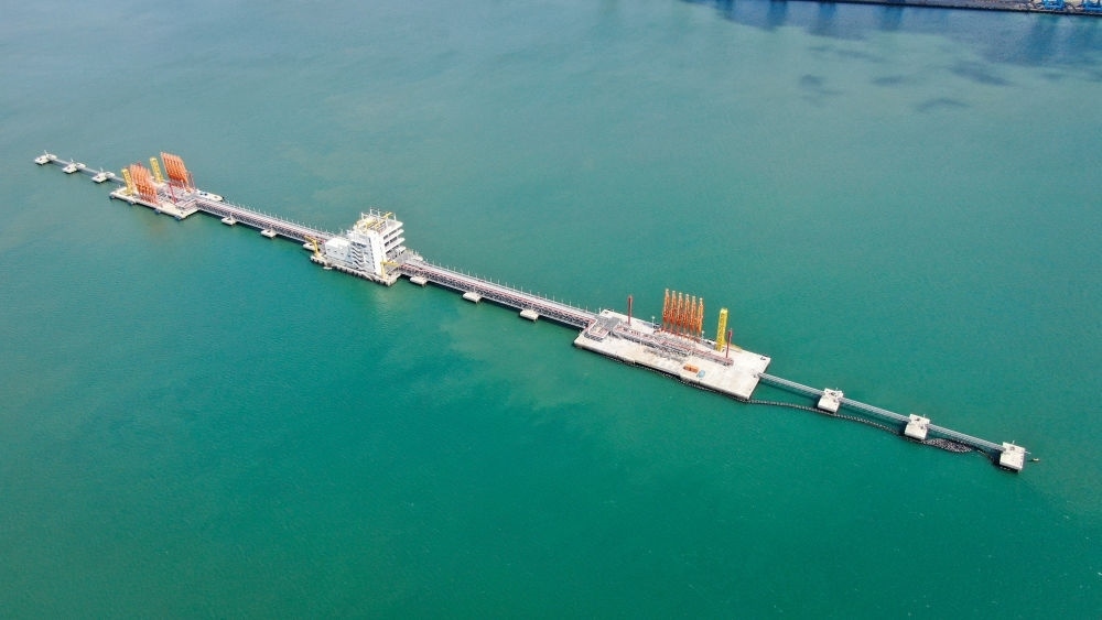 這是肯尼亞蒙巴薩油碼頭（2023年9月20日攝，無(wú)人機(jī)照片）。新華社發(fā)（中國(guó)交通建設(shè)股份有限公司肯尼亞蒙巴薩新建油碼頭項(xiàng)目部供圖）