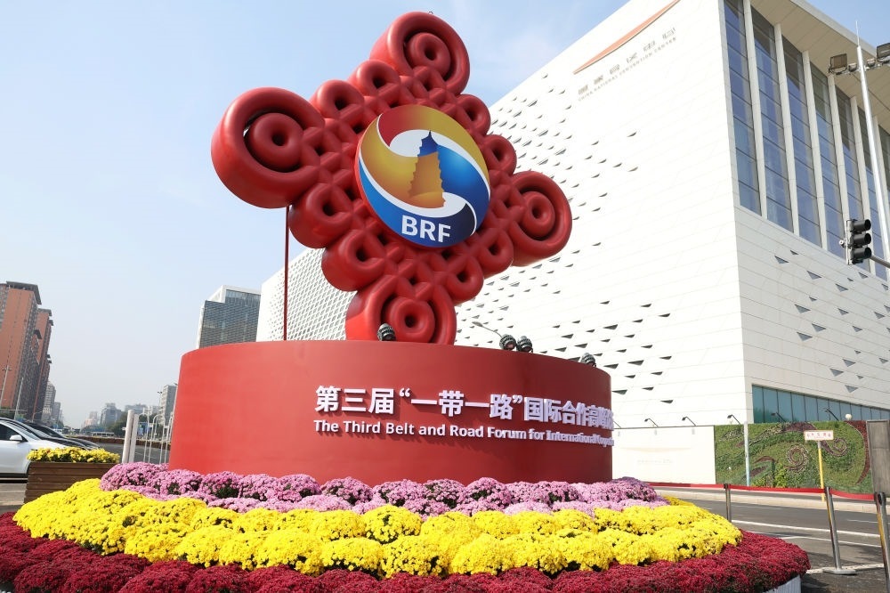 這是在北京國(guó)家會(huì)議中心附近拍攝的“一帶一路”國(guó)際合作高峰論壇景觀布置（2023年10月17日攝）。新華社記者 陳斌 攝