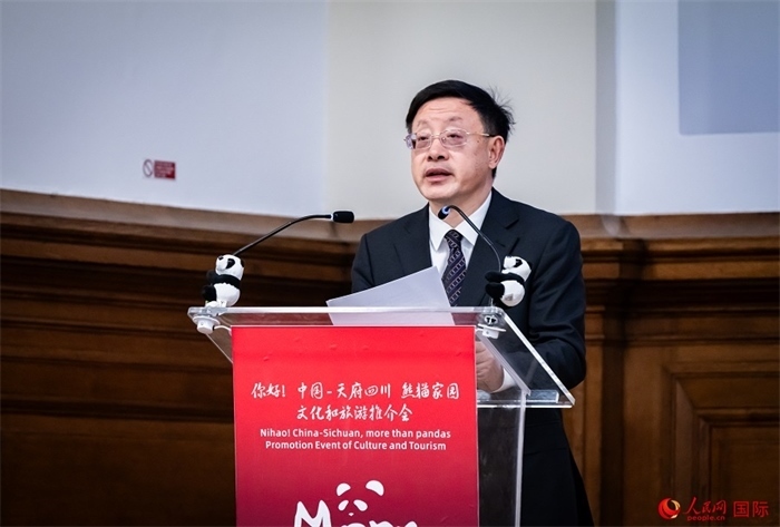 四川省文化和旅游廳廳長戴允康作文化旅游推介。人民網(wǎng) 郭錦標(biāo)攝