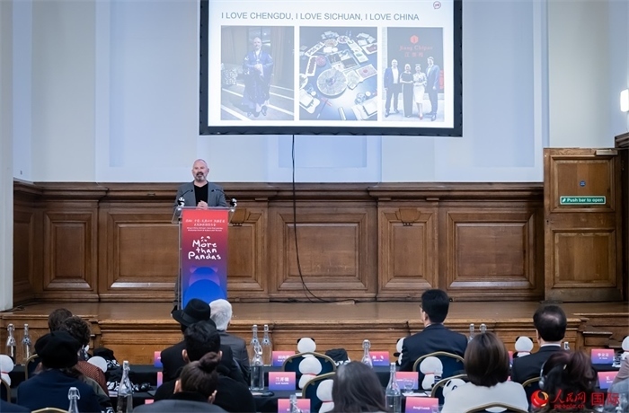 英國群英創(chuàng)意全球首席執(zhí)行官杰米·撒杰特在現(xiàn)場發(fā)言，分享如何進(jìn)一步提升四川旅游的國際影響力、吸引更多的英國游客。人民網(wǎng) 郭錦標(biāo)攝