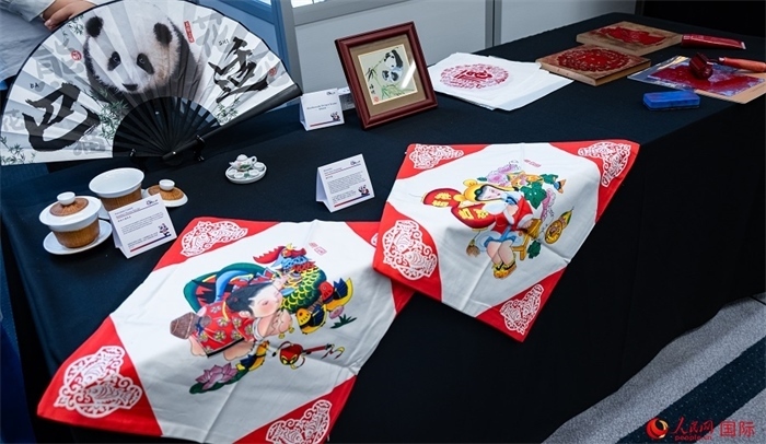 活動現(xiàn)場的現(xiàn)場文創(chuàng)展、互動體驗(yàn)區(qū)、非遺區(qū)展示。人民網(wǎng) 郭錦標(biāo)攝