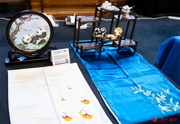 活動現(xiàn)場的現(xiàn)場文創(chuàng)展、互動體驗(yàn)區(qū)、非遺區(qū)展示。人民網(wǎng) 郭錦標(biāo)攝