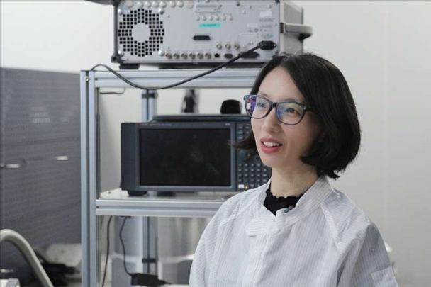 李婧在中國科學(xué)院紫金山天文臺毫米波和亞毫米波技術(shù)實(shí)驗(yàn)室。（受訪者供圖）