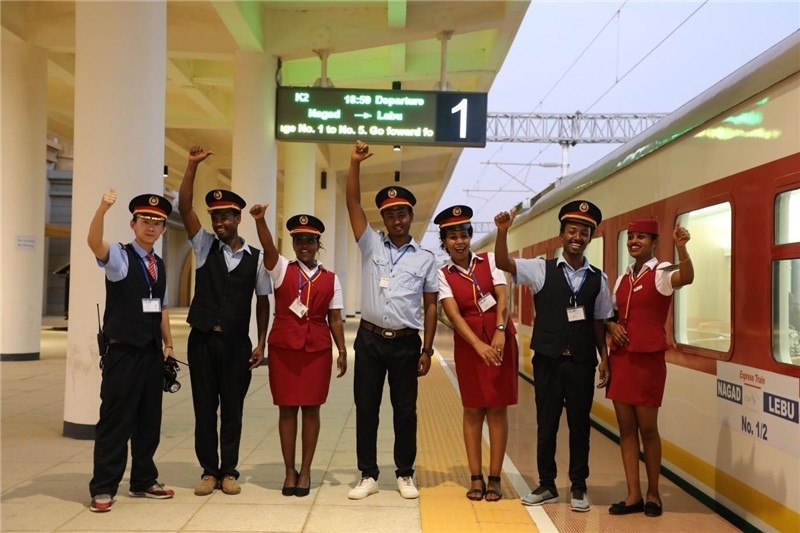 中埃員工組成的亞吉鐵路運(yùn)營團(tuán)隊。 中國土木工程集團(tuán)有限公司供圖