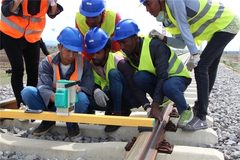 中方員工在鐵路現(xiàn)場培訓(xùn)埃方員工。 中國土木工程集團(tuán)有限公司供圖