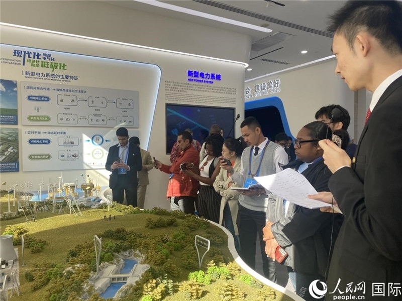 2023“一帶一路”媒體合作論壇聯(lián)合采訪團參訪中國能建。人民網(wǎng)記者 于洋攝
