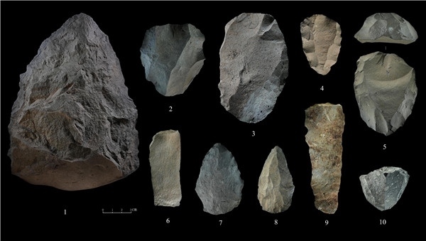 石制品 1.手斧 2、4、5.勒瓦婁哇石核（循環(huán)剝片法、優(yōu)先剝片法）3.勒瓦婁哇石葉石核 6.勒瓦婁哇石葉 7、8.勒瓦婁哇尖狀器 9.石葉 10.錐形石葉石核。中肯聯(lián)合考古隊供圖
