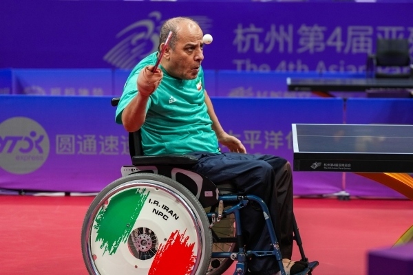 10月23日，杭州第4屆亞殘運會乒乓球男子單打Class2小組循環(huán)賽舉行。圖為伊朗隊選手哈桑·簡費尚在比賽中。圖片來源：杭州亞殘組委會