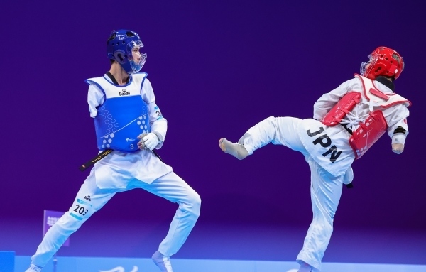 10月23日，杭州第4屆亞殘運會跆拳道男子K44級58公斤級銅牌賽舉行。圖為烏茲別克斯坦隊選手桑賈貝克·穆赫托羅夫(左)和日本隊選手阿渡健太在比賽中。圖片來源：杭州亞殘組委會