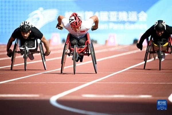 10月23日，中國選手龔文浩（左二）在杭州第4屆亞殘運會男子100米-T34決賽的比賽中。他以15秒55的成績獲得該項目銀牌。新華社記者 江漢攝