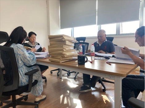 北京交通大學退休教師田立年與當?shù)貛熒谝黄?。校方供圖