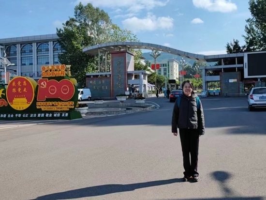 北京交通大學退休教師李唐軍在西昌學院。校方供圖