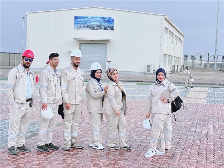 部分伊拉克員工合影。中國(guó)石油工程建設(shè)有限公司供圖