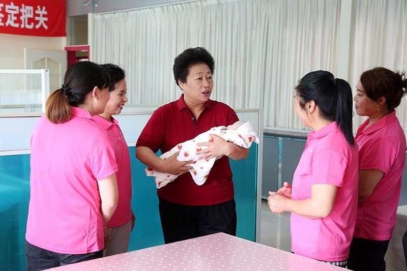 △2021年6月2日，卓長(zhǎng)立（中）指導(dǎo)正在接受培訓(xùn)的家政服務(wù)員。