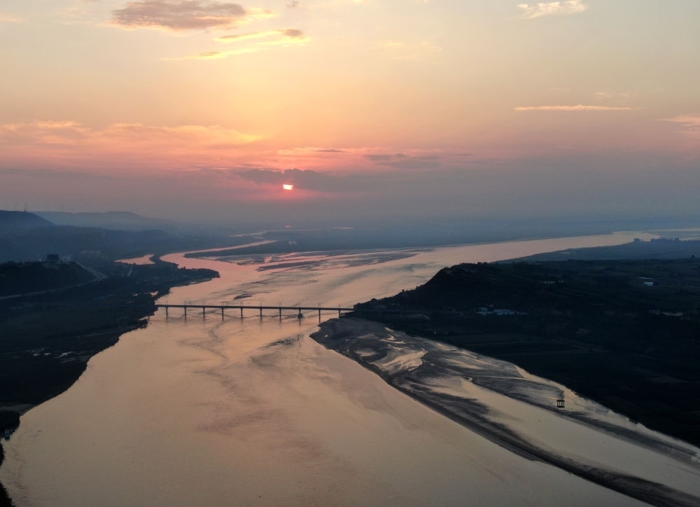  豫陜交界附近拍攝的黃河景色（2020年9月7日攝，無人機(jī)照片）。新華社記者 郝源 攝