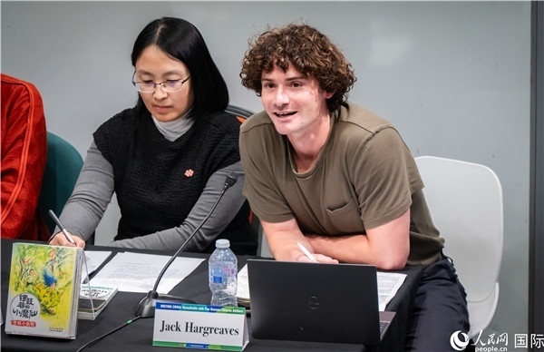 4、英國(guó)漢學(xué)家沈如風(fēng)對(duì)中國(guó)文學(xué)譯作的未來(lái)充滿期待。郭錦標(biāo)攝