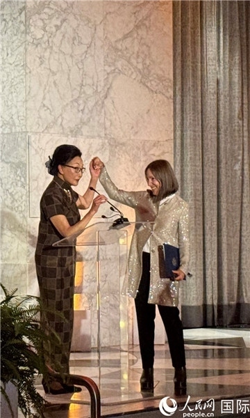 加州副州長(zhǎng)康伊蓮為方李邦琴獲獎(jiǎng)致辭。人民網(wǎng)記者 鄧圩攝