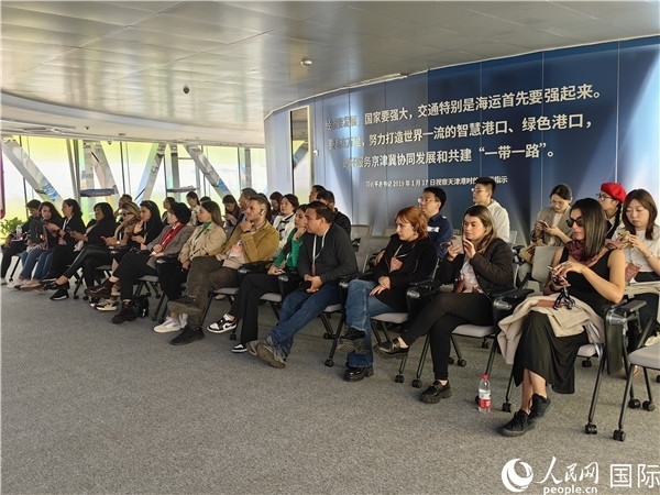 外媒記者探訪天津港北疆港區(qū)C段智能化集裝箱碼頭。人民網記者 符園園攝