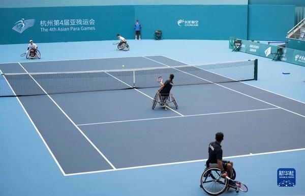 10月24日，在杭州第4屆亞殘運(yùn)會輪椅網(wǎng)球男子雙打1/4決賽中，中國組合董順江/紀(jì)珍旭以0比2不敵韓國組合任浩元/韓成奉，無緣半決賽。圖為董順江（右二）/紀(jì)珍旭（右一）在比賽中。新華社記者 才揚(yáng)攝