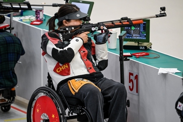 10月23日，杭州第4屆亞殘運(yùn)會射擊(R2)SH1級女子10米氣步槍立射資格賽舉行。圖為中國隊(duì)選手張翠平在比賽中。圖片來源：杭州亞殘組委
