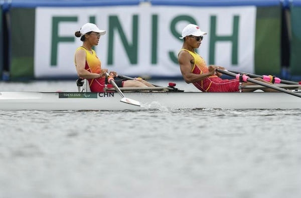 2021年8月29日，在東京殘奧會賽艇項(xiàng)目PR2級混合雙人雙槳決賽中，中國組合劉爽/蔣繼劍獲得銅牌。圖為劉爽（左）/蔣繼劍在比賽中。新華社記者 胡虎虎攝（資料圖）